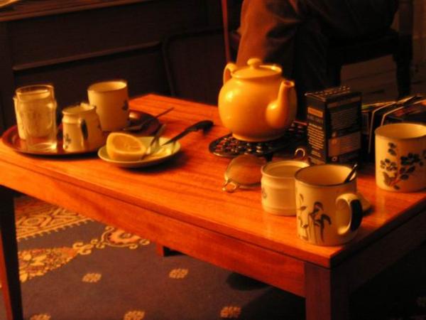 ...nad britským čajem/...over British tea