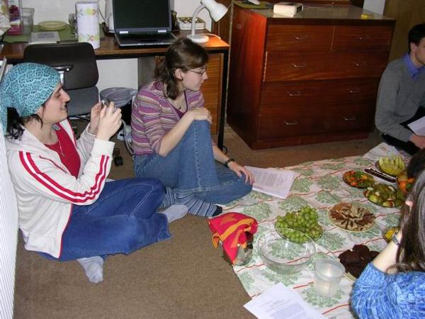 (foto Maja) Už slyším tátu, jak říká: "Co to máš, má milá, na hlavě?" To je šátek, který mi dala Tendayi, abych vypadala jako strom (když už jsme slavili ty stromí narozeniny)/Tendayi thought I should look like a tree for this occasion. I think I succeeded.