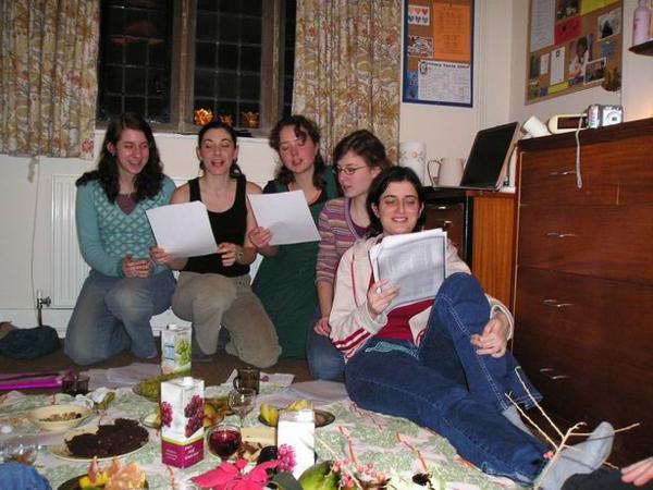 Jsme dívky z rytmu zrozené...náš dům je posedlý zpěvem/We just love to sing...