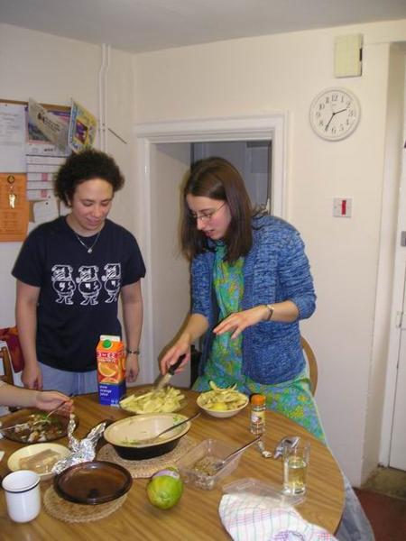 Tendayi připravuje jablečnou specialitu, která se u nic v rodině dědí z generace na generaci./Tendayi sculpturing her apple extravaganza - a recipe for which is passed from a generation to another in their family.