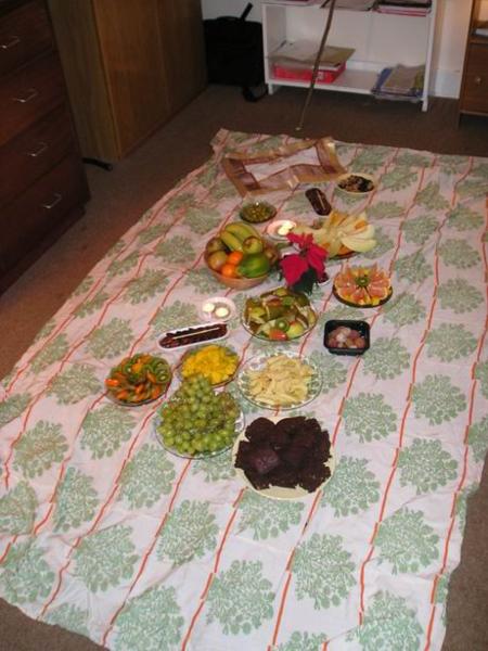 Jak jsme krájeli, jako-stůl se pomalu zaplňoval/As we cut, the as-if table was getting ready