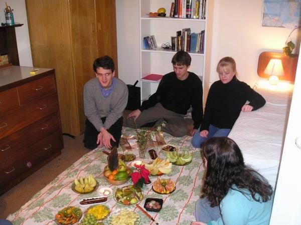 A pak přišli i první hosté (mami, poznáváš naší záclonu?)/And the guests started to squeeze around the table