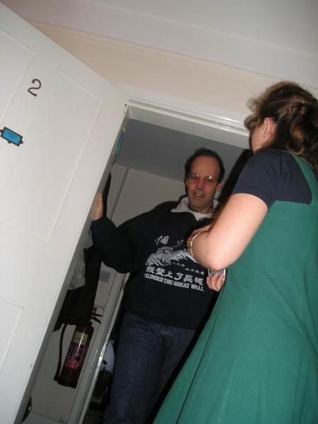 Přes svůj odpor k čemukoliv rituálnímu neřkuli židovskému přišel i Avi (nalákali jsme ho na Esteřin čokoládový moučník)/Avi, attracted by Ester´s delicious brownie.