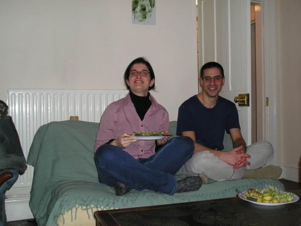 Naše každotýdenní hebrejská večeře - onehdy jsem se Roye zeptala, jestli si myslí, že se trochu zlepšuju. A on se na mě tak divně podíval a bezelstně řekl: "No, já ani nevím." Upřímnost není vždycky žádaná vlastnost:-)/One of our Hebrew dinners