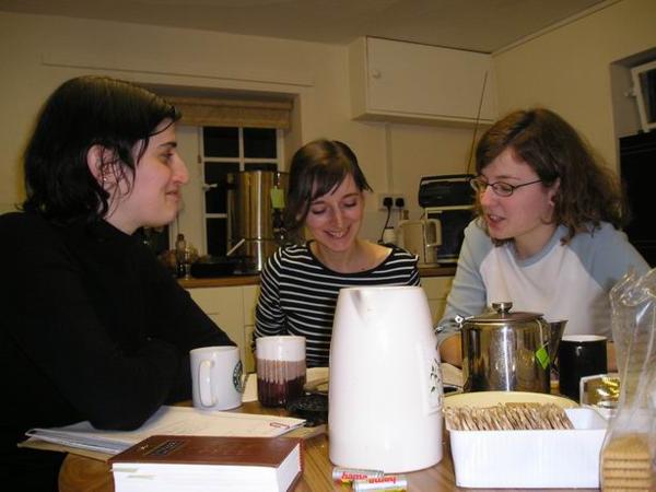 Příprava na hodinu s Olou a Katarinou, spolužačkami, které bych nejraději pozlatila./My precious chavrutas Katarina and Ola