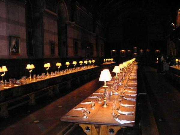 Jejich slavnostní sál je ohromný - když ho pan Kable plánoval, chtěl, aby byl větší než ten, co mají v Christ Churchi - no, dobrý pokus./Their Hall is..huge.