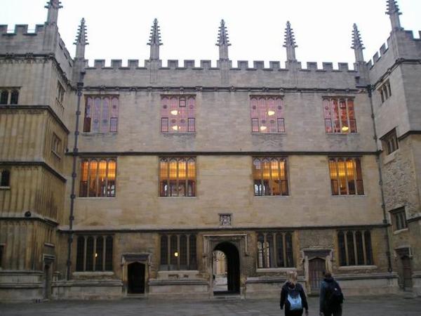 Horní a dolní čítárna./Upper and Lower reading rooms.