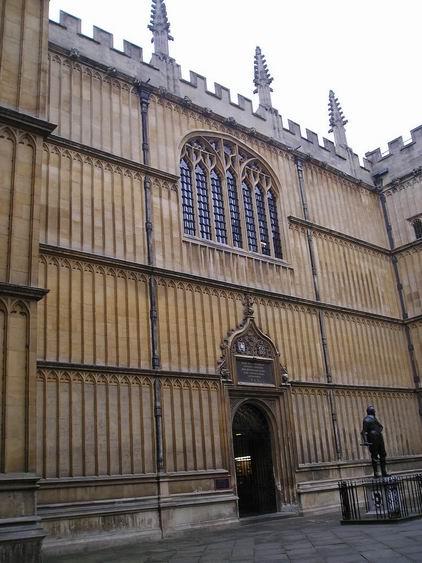 Hlavní vchod - doufám, že vás nenudím./Main entrance - I really hope this is not too boring.