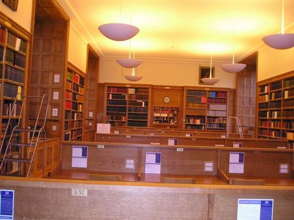 Dolní čítárna, kam většinou chodím já (nesmí se tam fotit, tak nikomu neříkejte, že tu ta fotka je)/ Lower reading room - this is where I usually sit and pretend to be working really hard:-).