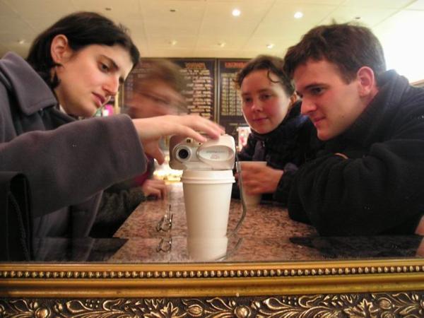 Tom k nám párkrát přišel na šábes a tak nás na oplátku v neděli pozval do kostela (k dominikánům - bylo to středověkké a tajemné:-). Po kostele jsme šli na horkou čokoládu a říkali jsme si, jestli by to fungovalo, kdybychom se chtěli vyfotit v zrdcadle.