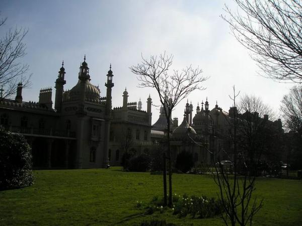 Doménou Brightonu je Královský pavilón, který si tu nechal postavit George IV na konci 18. století/The profound site of Brighton is the Royal Pavilion built at the end of 18th cent. by George Iv