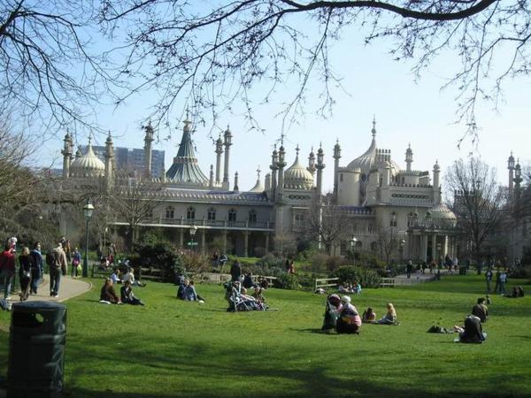 George IV byl známý prostopášník a jezdil do Brightonu pařit na víkendy. Založil tak britskou tradici tzv. "oplzlých víkendů." Interiér je bizardní směsicí indické a čínské architektury (uvnitř se ale nesmí fotit:-(/George IV was known for being a lover of fun, good food and drink and women. He used to come to Brighton mainly for what became known as "dirty weekend." A lot of it took place in the pavilion, the interior of which is a very bizarre mixture of Indian and Chinese architecure (taking pictures inside is prohibited:-(