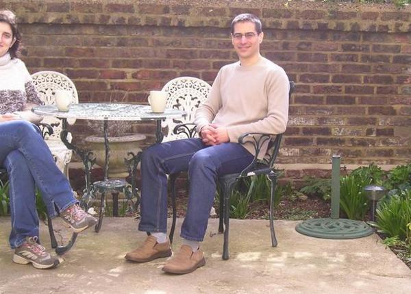 Uvítací britský šálek čaje u Roye na zahradě. Fotili jsme to samospouští - já jsem useklá, ale Royovi to moc sekne, tak jsem si říkala, že by byla škoda tu fotku sem nedat/Roy and half of me shortly after I've arived