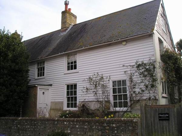 Monk´s house, ve kterém od roku 1919 až do své smrti bydlela spisovatelka Virginie Woolfová (bohužel byl zavřený, a tak jsem neviděla ten slavný krb u kterého byla "Skvrna na zdi":-)/Monk's house, Virgina Woolf's retreat from London life.