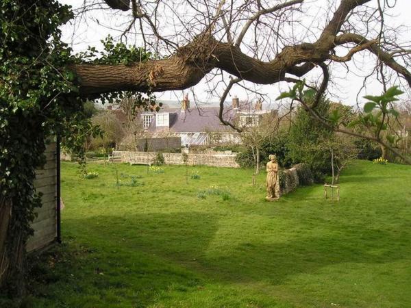 Virginina zahrada, na které její manžel vášnivě pěstoval zeleninu/Garden of the Woolfs' house (actually,  Leonard spent a great deal of time growing prize-winning vegetables...)