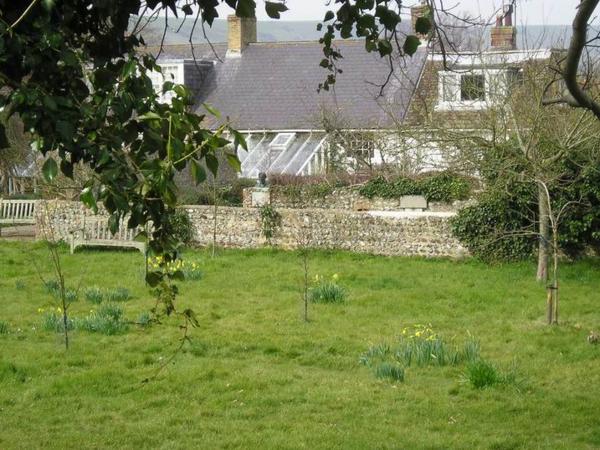 Dnes jsou na zahradě oba pohřbeni/Both of them are buried in the garden