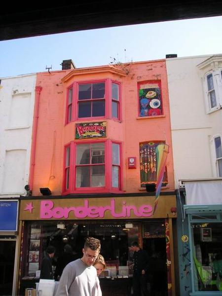 Brighton byl původně rybářskou vesnicí. Tam, kde byly dřív rybářské uličky, jsou dnes dlouhé tzv. "lanes" s prazvláštně obskurní všehochutí byzardních domů a obchodů/ Brighton used to be a fishing vilage. The tiny lanes of the vilage are a pictoresque hodgepodge of peculiar houses and shops.