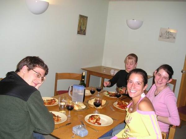 Večeře se zbytky Yarntonského osazenstva. Ta nápadně opálená slečna je Esteřina sestra Lea po měsíčním cestování po Jižní Americe/ A dinner of the humble remnants of Yarnton crew at the beginning of the vacation. The new sun-tanned face is Ester´s sister Lea