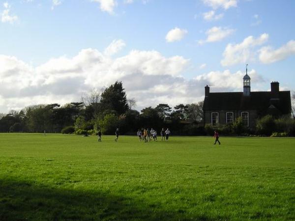 Kucí hrajou ragby v University Parks/Rugby in University Parks