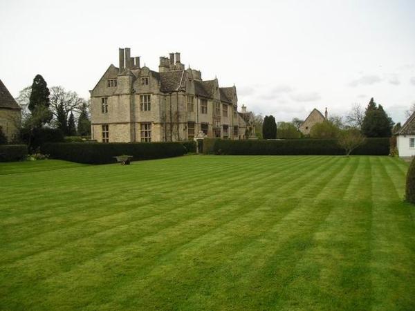 Nezbytné lajny na čerstvě posečeném trávníku před knihovnou/Necessary stripes of the freshly mowed British lawn