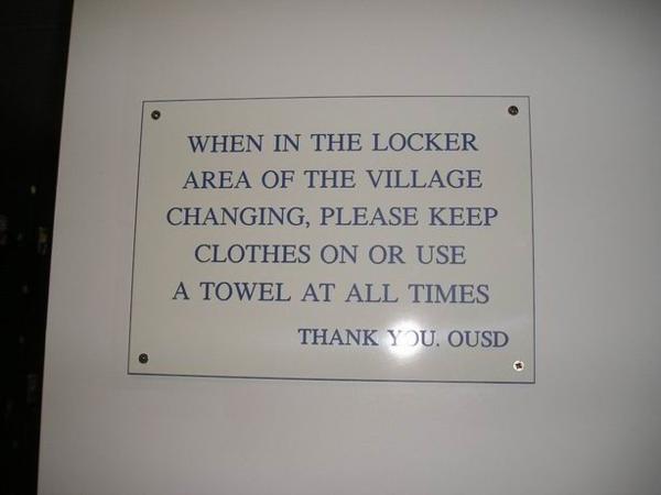 Tohle jsem vyfotila v šatně bazénu (já chodím do ženských šaten a opravdu nechápu, proč to tak nedělají všichni - holt jiný kraj...)/From the university swimming pool - Why not trying a normal changing room instead?