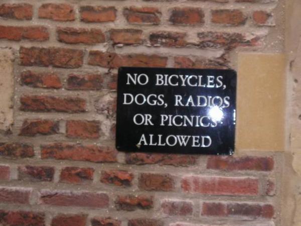 A ještě jeden nápis - co všechno se může zakázat najednou.../And a sign as a bonus as usual (many things are not allowed in Cambridge:-)