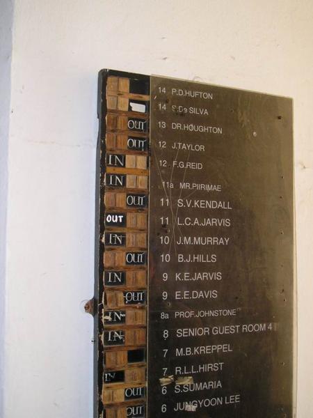 Velmi důmyslná pomůcka - takhle se pozná, kdo je v kanceláři a kdo ne (a studenti zbytečně necouraj a neptaj se:-)/Clever and cute