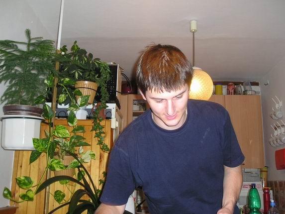 Brácha kuchtí uvítací večeři/Tomáš making the welcome dinner