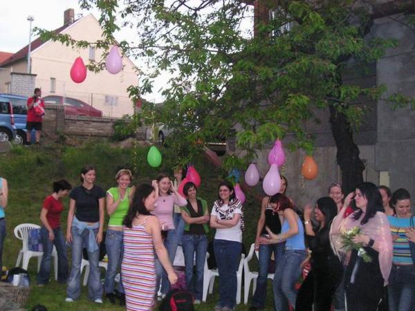 Chytání kytice (tento zvyk z duše nenávidím a svůj odpor k němu naznačuji založenýma rukama:-)/Throwing the bride´s flowers