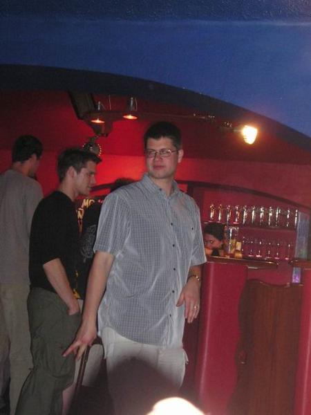 Ondra ne příliš radostně platí účet/Ondra paying out his wife (rather unwillingly)