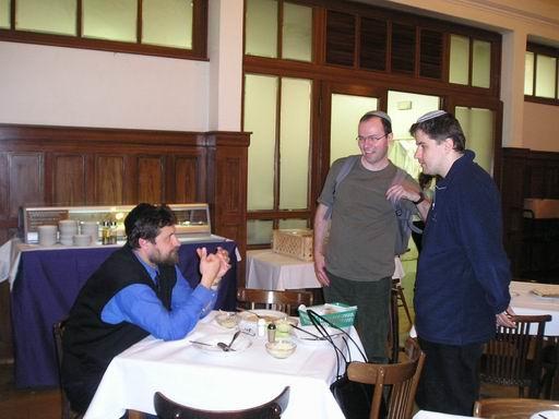 který př té příležitosti udělil Milanovi a jeho bratranci několik cenných halachických rad o ufonech/Sharing a couple of halakhot about the UFO