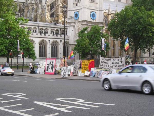 Před parlamentem/In front of the Parliament