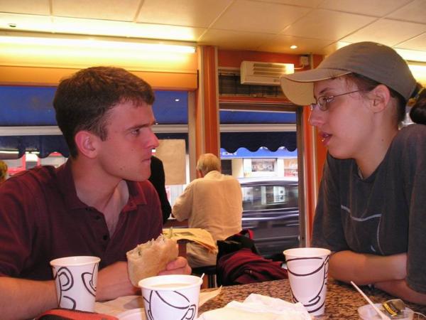 Ranní čaj s Tendayi a Tomem před cestou na letiště/A morning tea with Tendayi and Tom before going to the airport