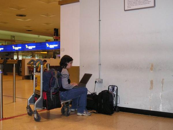 Tohle je jediná zásuvka v check-in hale terminálu 1 na Heathrow. Tady jsem napsala na dvakrát část své dizertace. Ještě před odletem jsem si tam z nostalgie na chvíli otevřela Arona. Je užitečné o tom místě vědět./The only outlet in the check-in hall at Heathrow Terminal 1, a magical place