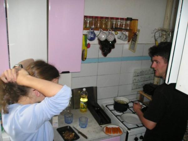 ...Tom pak sáhl po noži a.../then he grabbed a knife and...