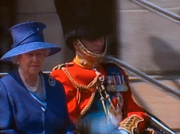 And there shoe comes (on TV, though. It was too hot, so didn't wanna go there in person, plus we've passed Buckingham yesterday)