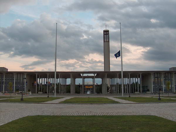 Centrání komplex v uptown campusu, vévodí mu věž s hodinami, která vypadá jako maják