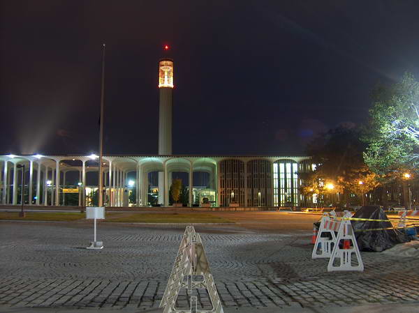 Noční snímek uptown campusu