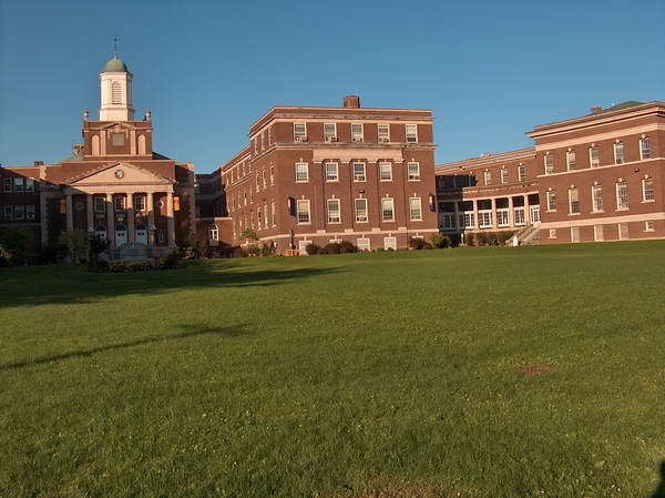 ...který sídlí v poměrně hezkých historických budovách