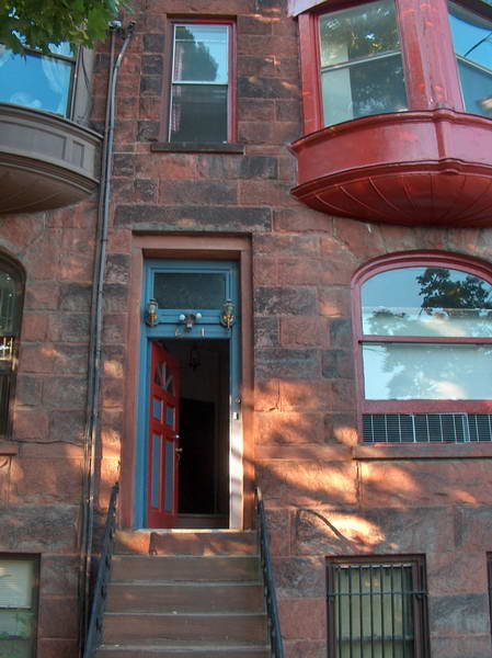 Tady bydlím teď - v tom okně nad dveřmi