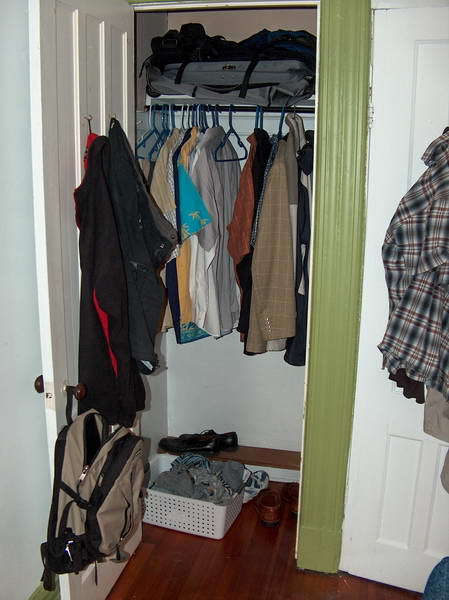 ...není velký, ale má výhodu "vestavěné skříně"