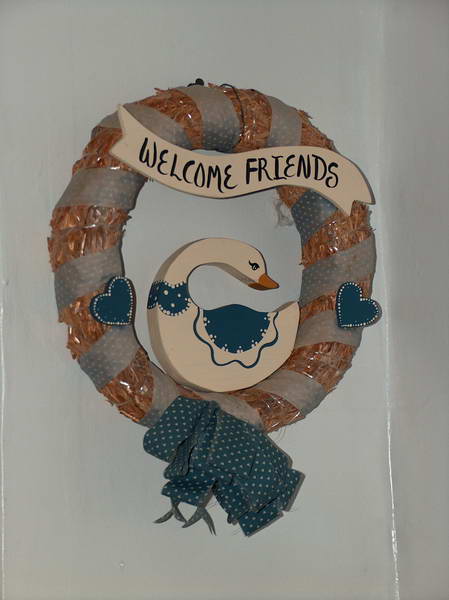 Tento děsně kýčovitý věnec jsme dostali v jedné garage sale zadarmo. Původně jsme ho chtěli někomu dát, ale nakonec jsme si ho nechali