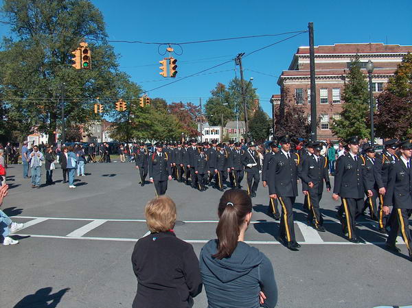 Příchod do parku přes křižovatku - tohle je snad Military Academy, nebo tak něco...