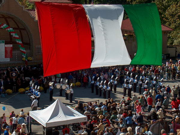 Průvod procházel přes takové "náměstíčko" v parku