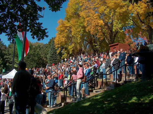 ...ale teď všichni vstali...