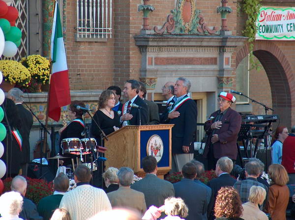 ...protože se zpívá hymna:-) Honorace (zřejmě lokální politici) na pódiu nešetří patriotismem:-)