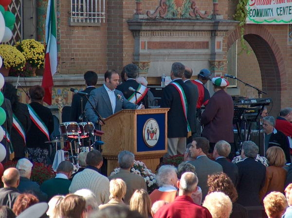 Potom tento chlapík zpívá Italskou hymnu. Divné je, že se k němu honorace otočila zády? Asi aby mohli koukat na vlajku:-)