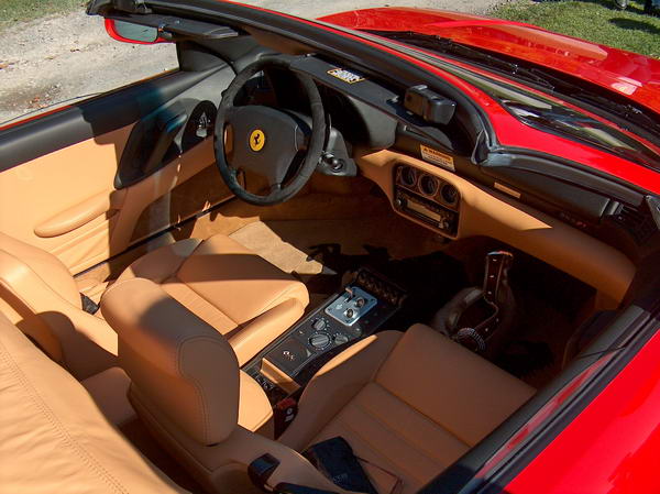 Interiér Ferrari kabrio - hmmm...