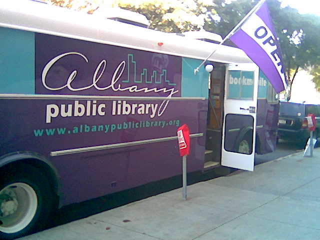Albany public library v autobusu:-o Pochopil bych to na vesnici, ale tenhle bus stíál přímo vedle NY State Assembly...