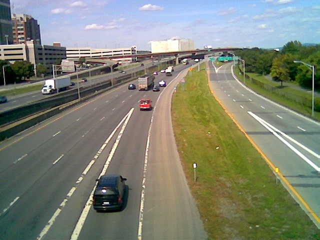 Jeden z dominantních prvků zdejší architektury - dálnice